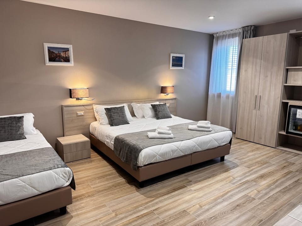 Bed, TV and multimedia, View (from property/room), Bedroom