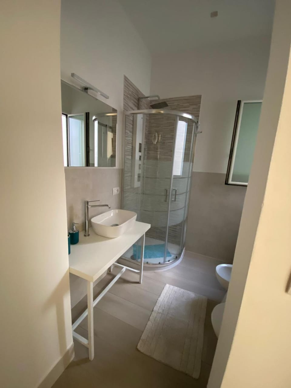 Shower, Toilet, Bathroom, towels