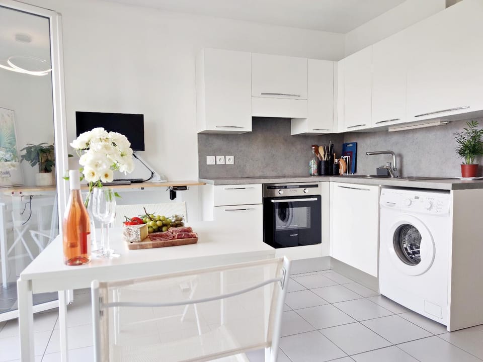 Kitchen or kitchenette, Living room, Dining area, oven, stove, washing machine