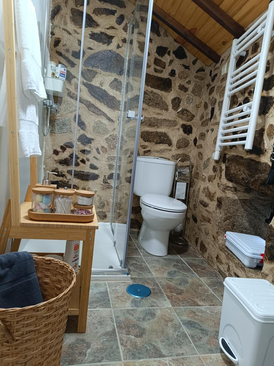 Shower, Toilet, Bathroom, towels