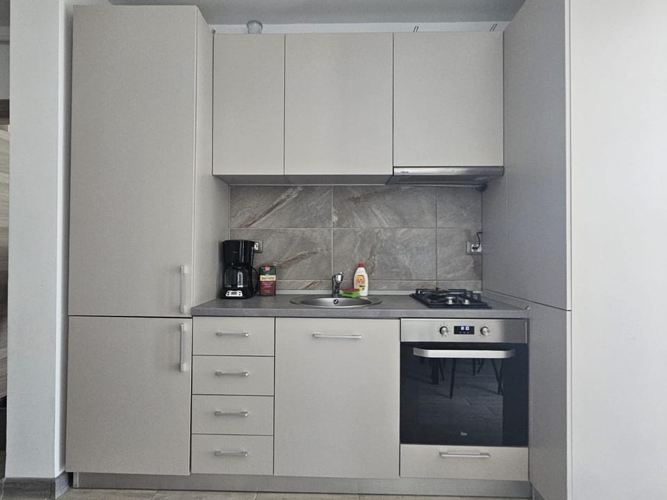 Coffee/tea facilities, Kitchen or kitchenette, oven, stove, toaster