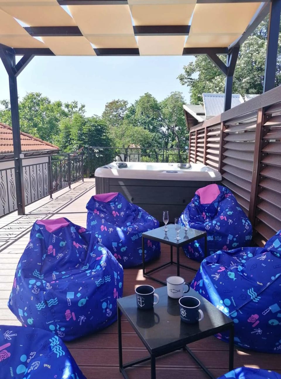 Hot Tub, Seating area