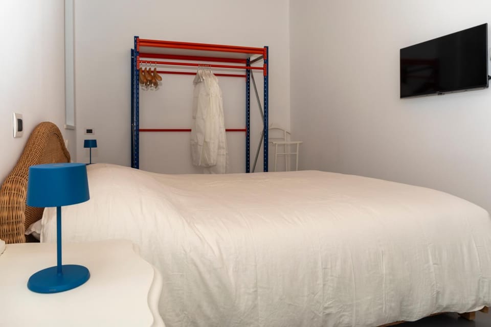 Bed, TV and multimedia, Bedroom