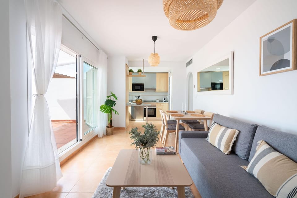TV and multimedia, Kitchen or kitchenette, Living room, Seating area, Dining area, oven, stove