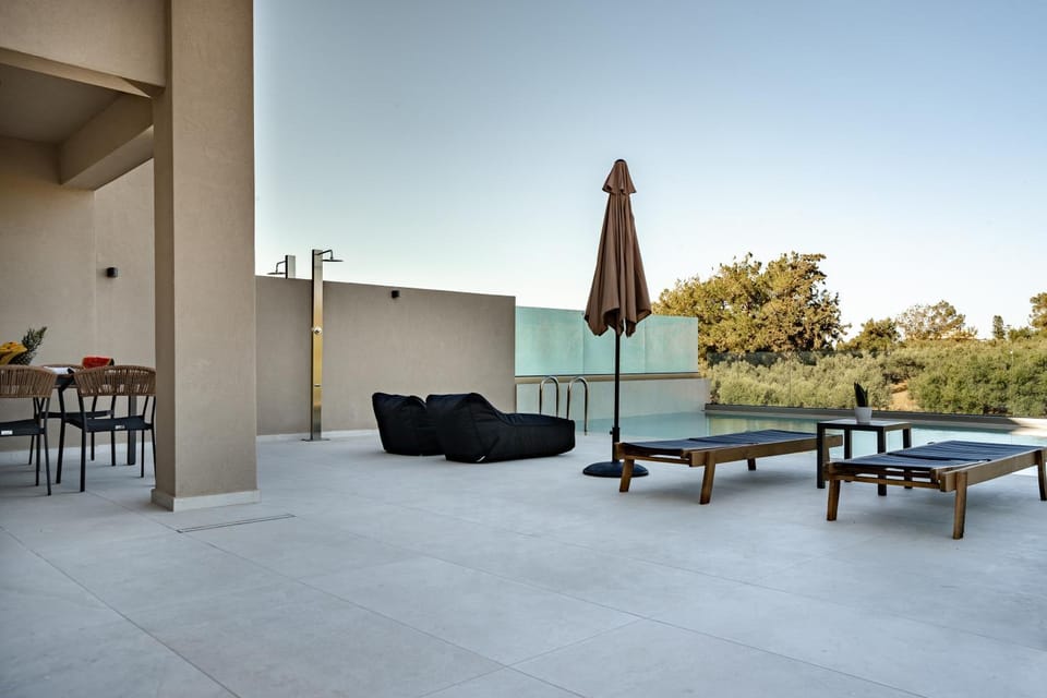Property building, Patio, Day, View (from property/room), Balcony/Terrace, Seating area, Dining area