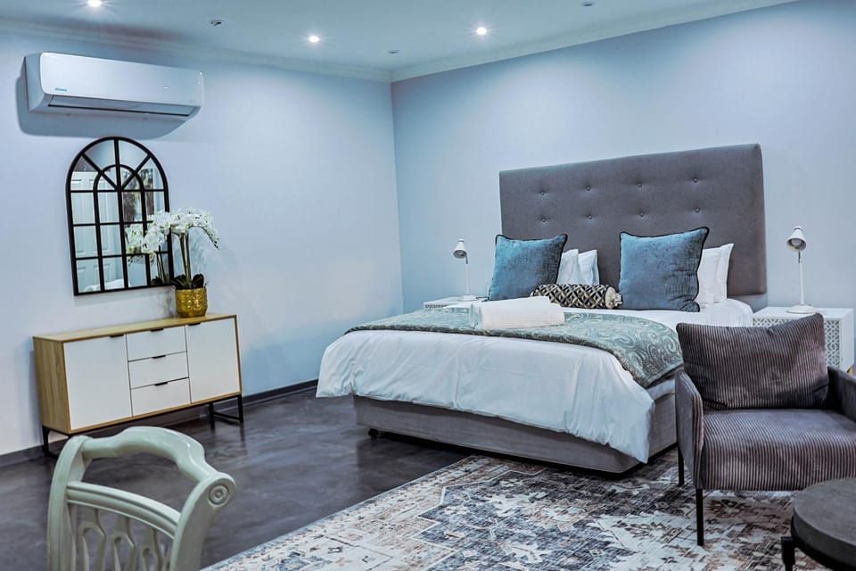 Bed, Seating area, Bedroom