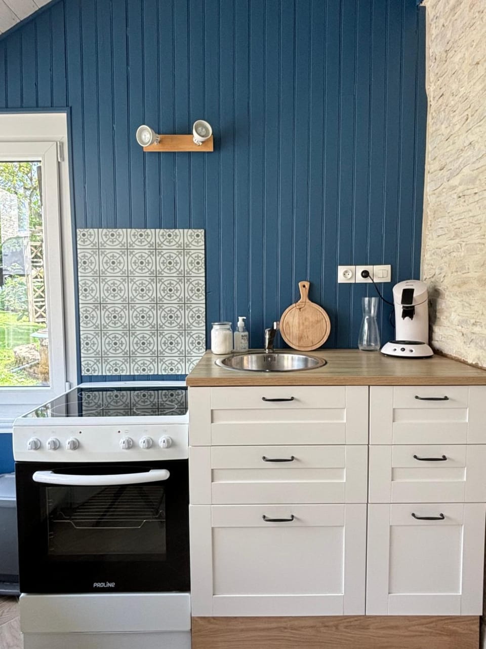 Coffee/tea facilities, Kitchen or kitchenette, stove