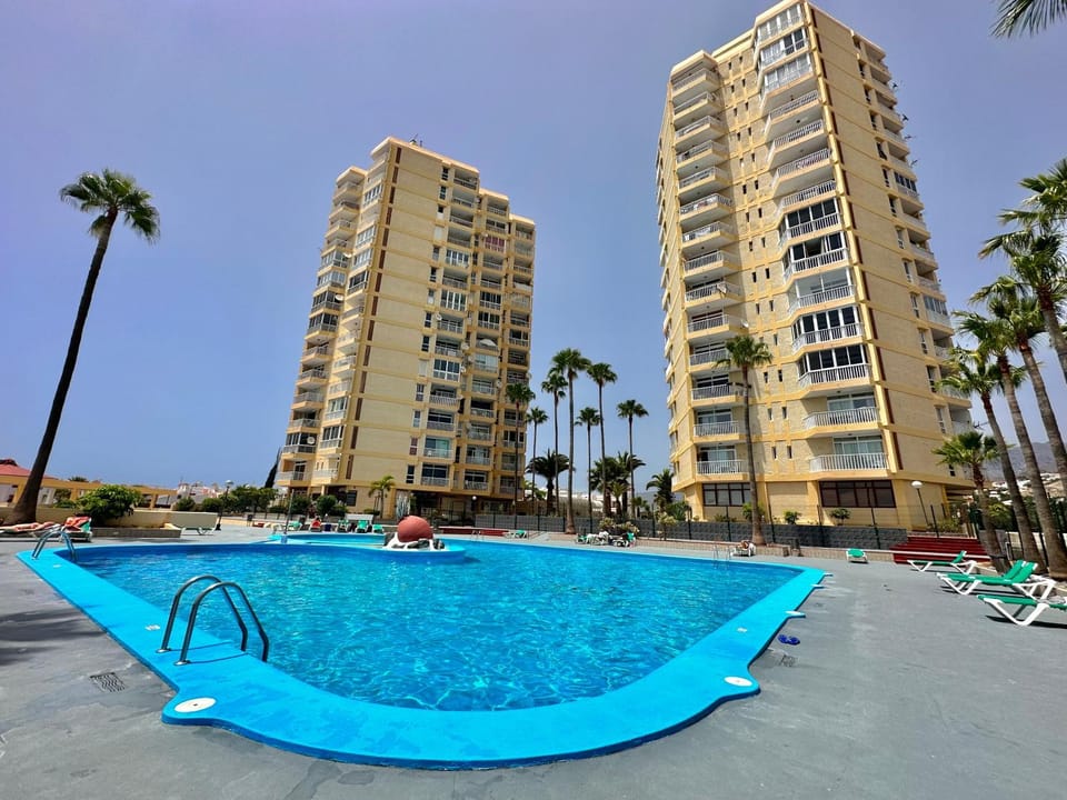 Property building, Swimming pool, sunbed