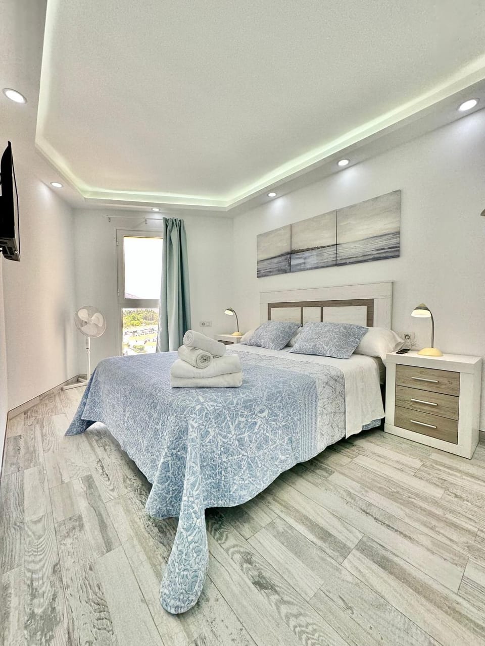 Bed, TV and multimedia, Bedroom, towels