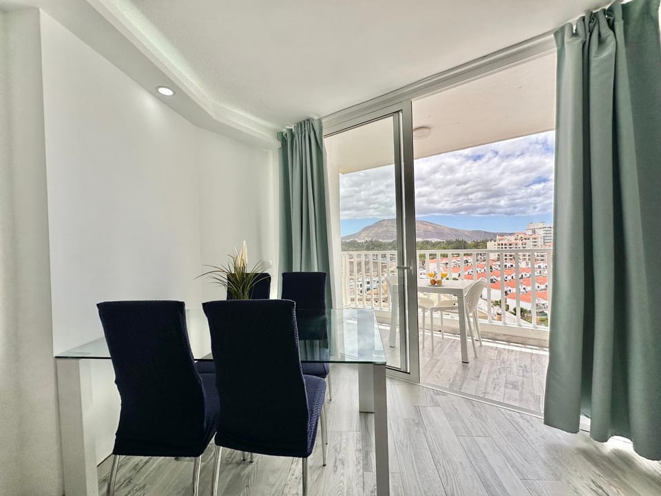 View (from property/room), Balcony/Terrace, Dining area, Mountain view