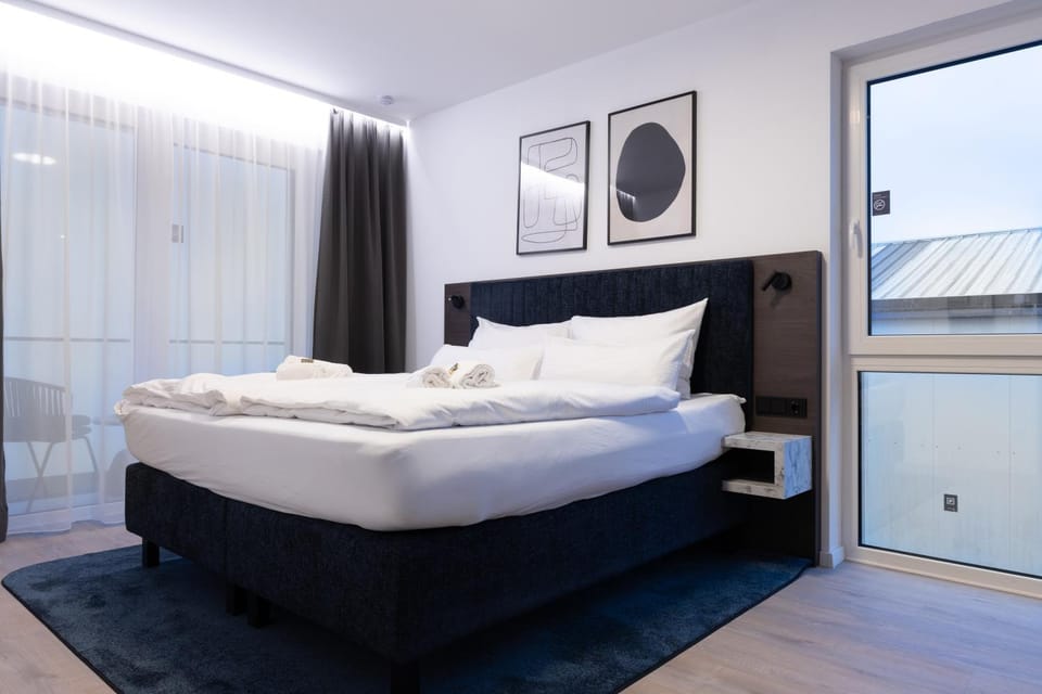 Bed, Photo of the whole room, Bedroom, acessibility