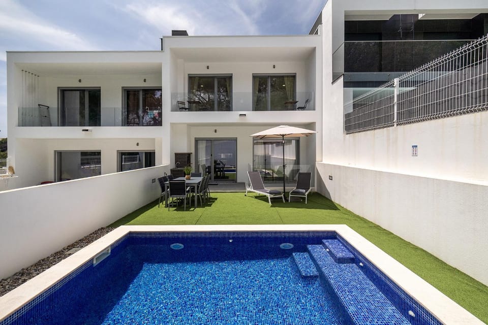 Pool view, Swimming pool, sunbed