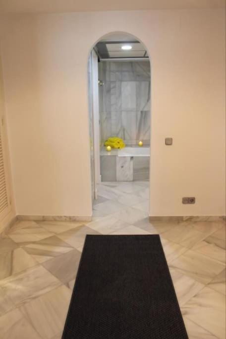 Frontline Sea en Puerto Banús Grey de Albion Apartment in Marbella
