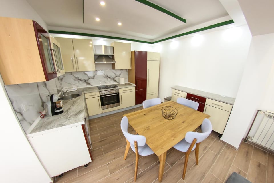 Kitchen or kitchenette, Living room, Seating area, Dining area, oven