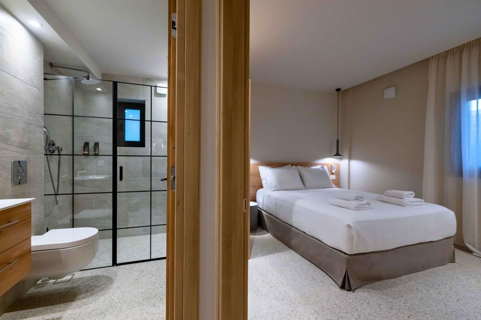Bed, Bathroom, Kitchen or kitchenette, Photo of the whole room, Bedroom, Family, towels