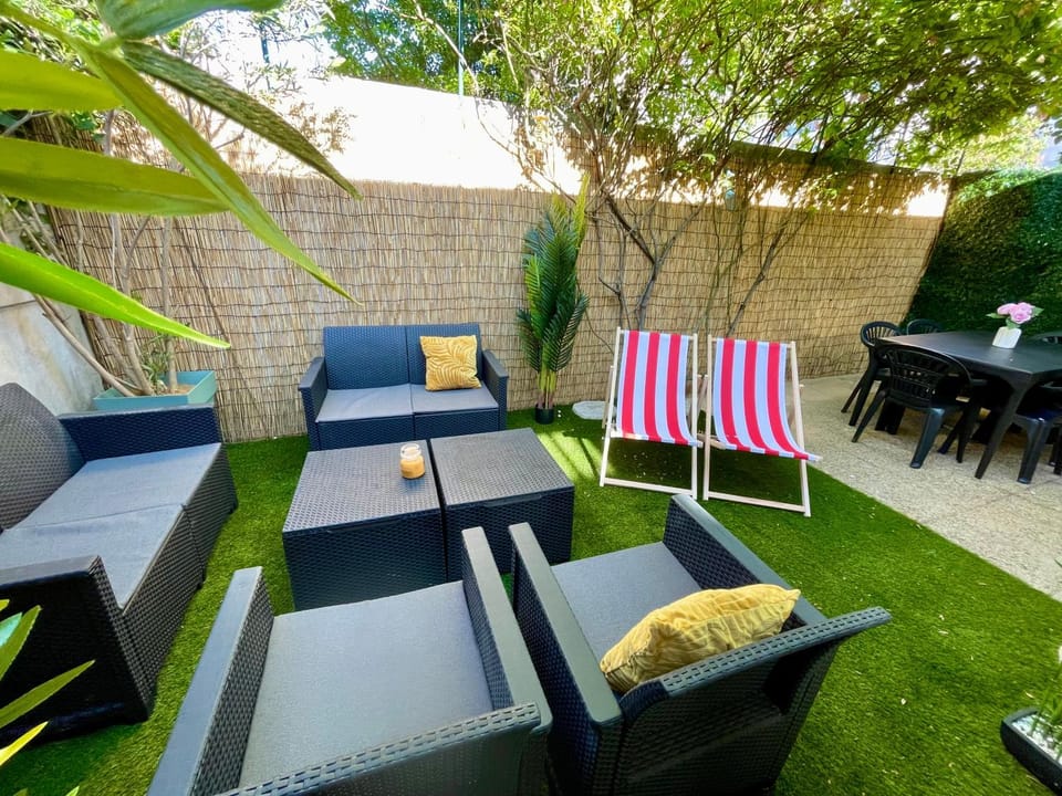 Patio, Spring, Day, Garden, Living room, Seating area, Garden view, sunbed