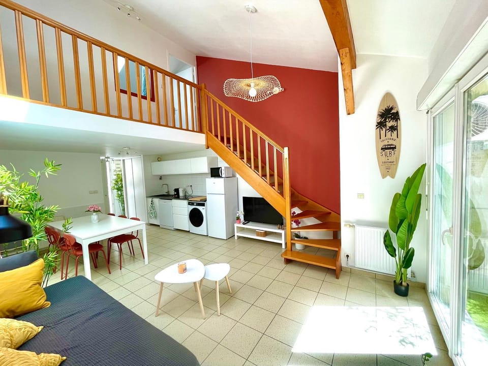 Communal lounge/ TV room, TV and multimedia, Living room, Seating area, Dining area, air conditioner