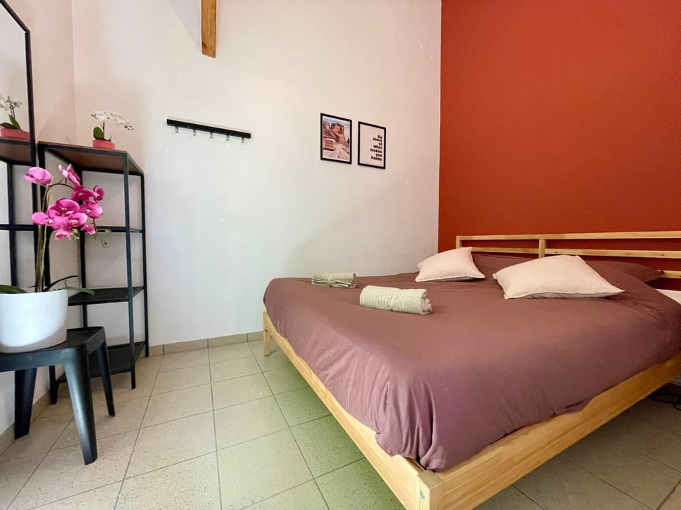 Bed, Photo of the whole room, Bedroom, towels