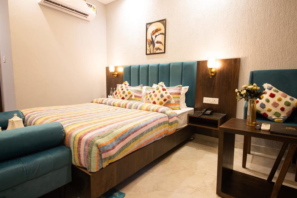 Bed, Seating area, Bedroom, air conditioner
