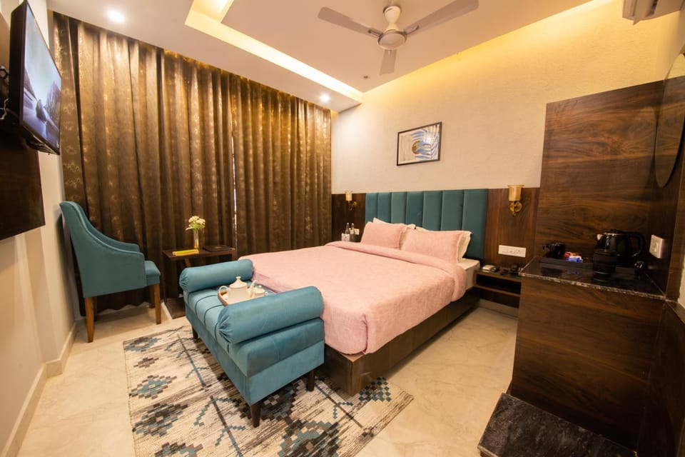 Bed, TV and multimedia, Seating area, Bedroom, air conditioner