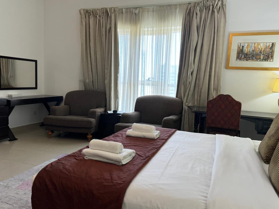 Bed, Living room, towels