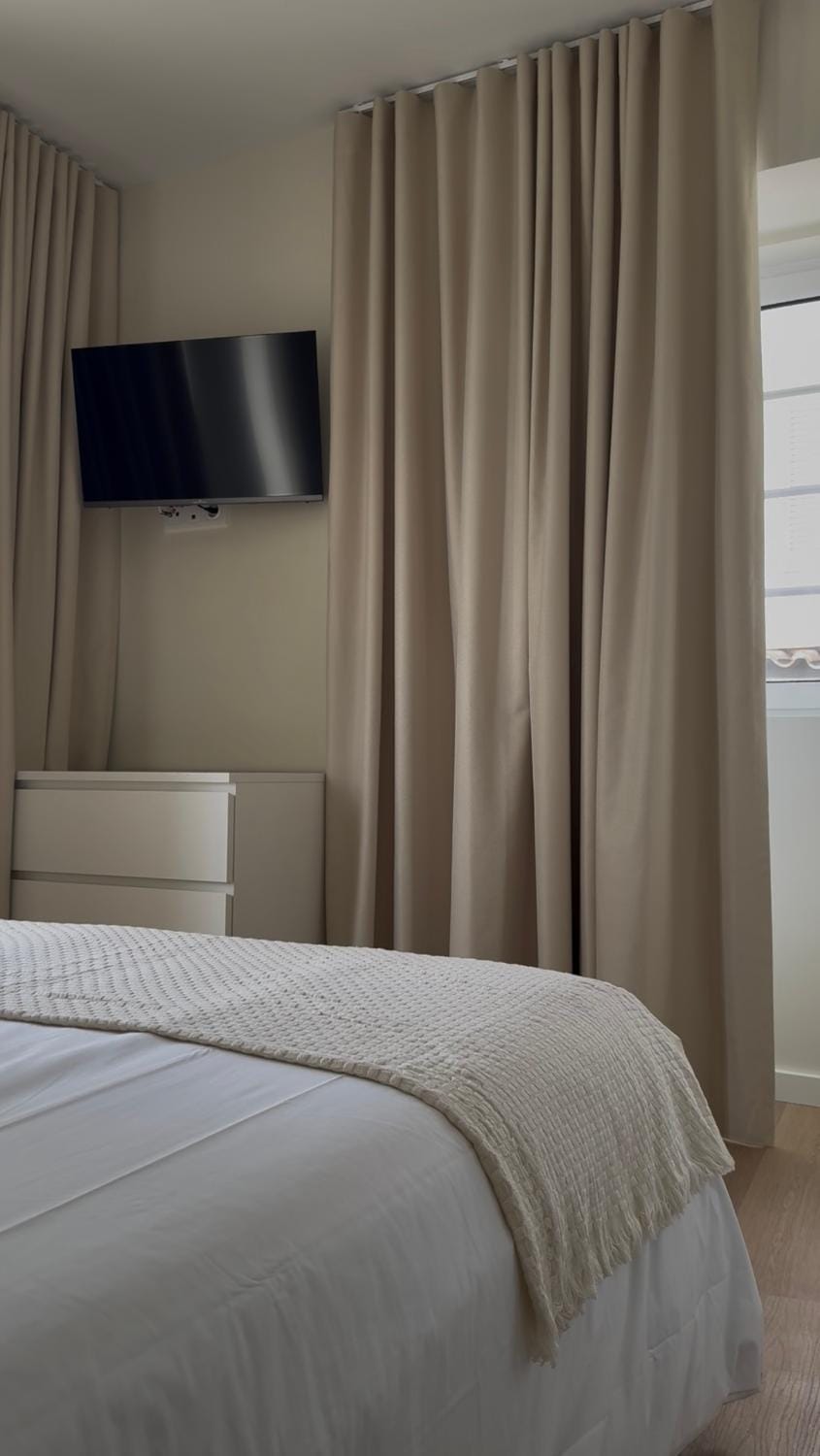 Bed, TV and multimedia, Bedroom