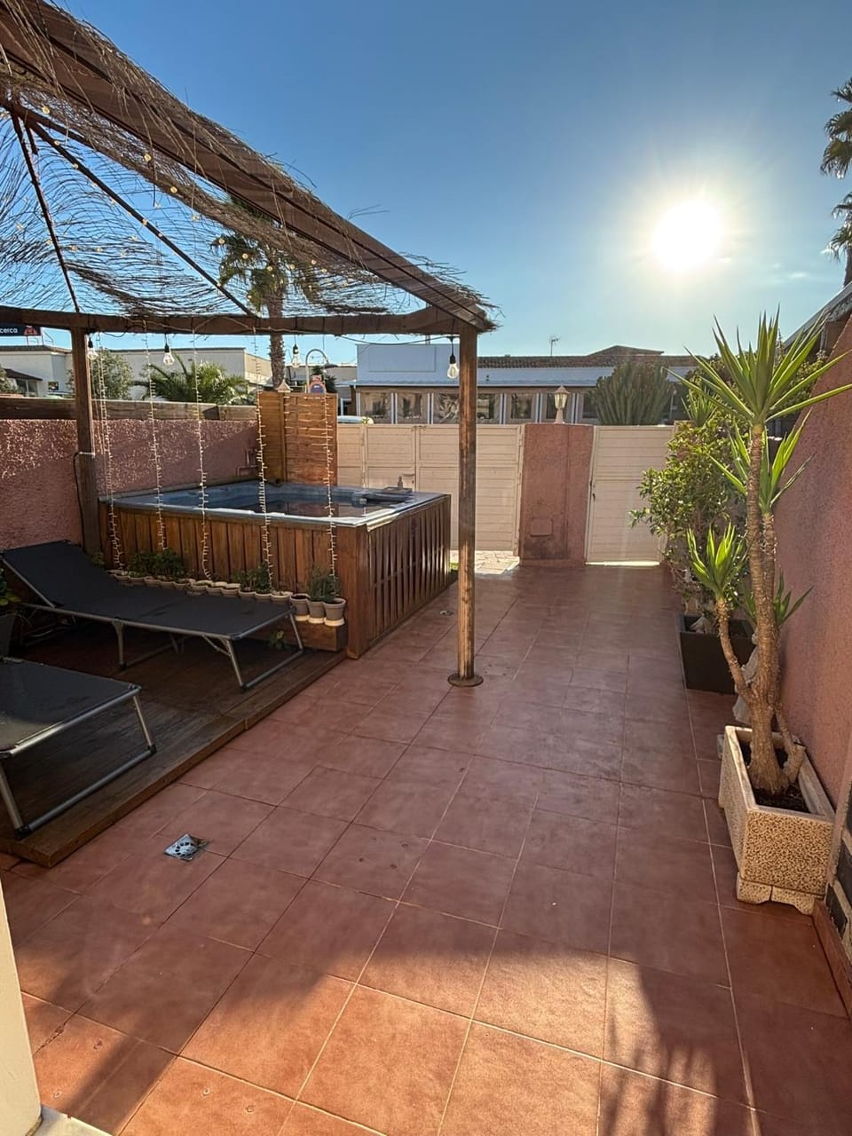 Bungalow en la Playa con Terraza Soleada, Jacuzzi, Solarium, Piscina comunitaria Apartment in Alacantí