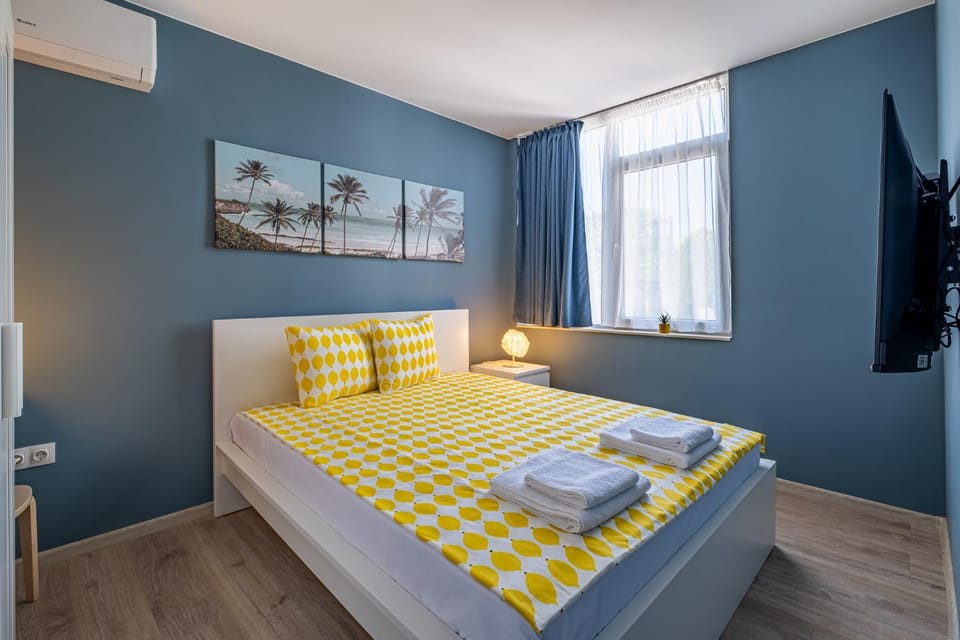 Bed, TV and multimedia, Photo of the whole room, Bedroom, air conditioner