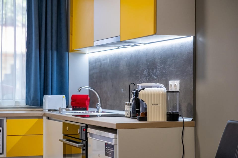 Coffee/tea facilities, Kitchen or kitchenette, stove, toaster