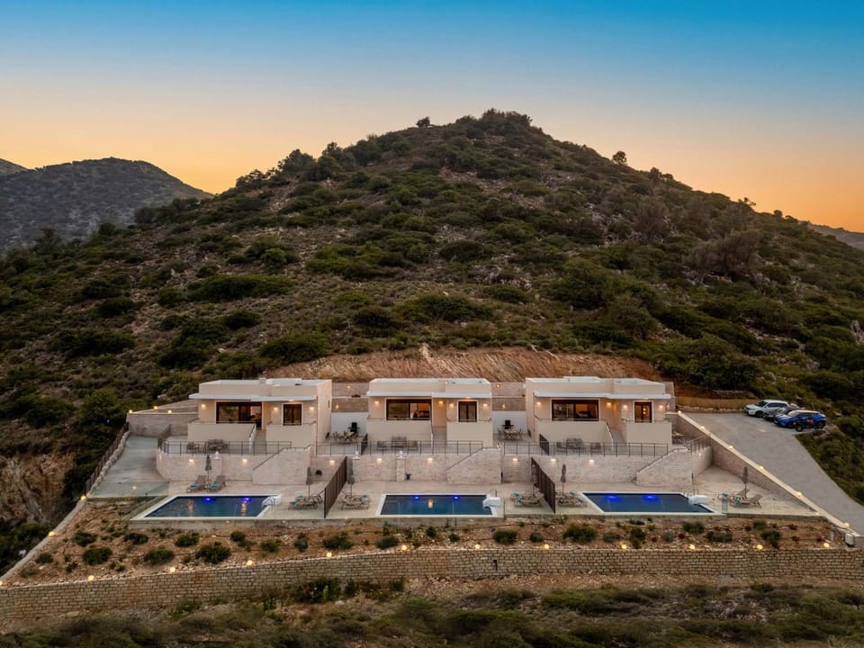 Property building, Natural landscape, Mountain view, Swimming pool, Parking