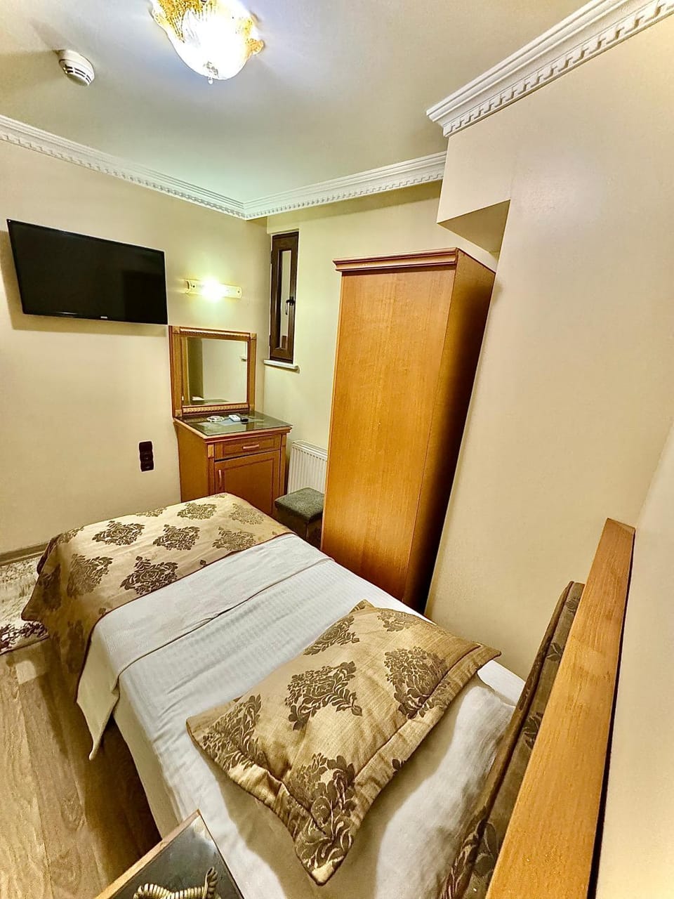 Bed, TV and multimedia, Photo of the whole room, Bedroom, wardrobe
