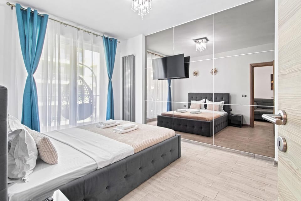 Bed, TV and multimedia, Photo of the whole room, Bedroom