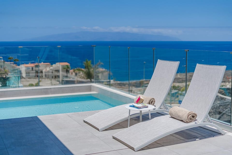 Pool view, Swimming pool, sunbed