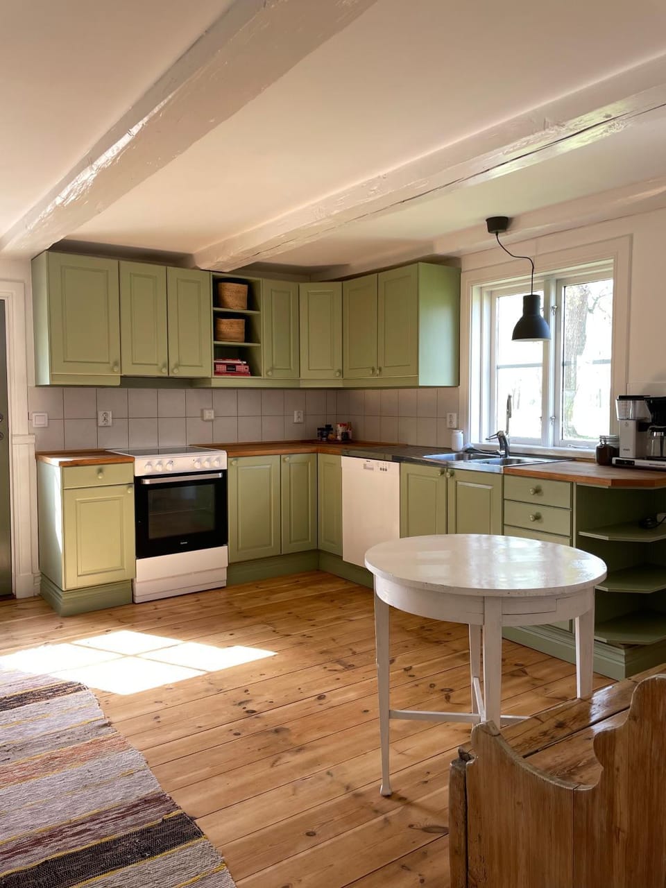 Kitchen or kitchenette, Dining area, dishwasher, stove