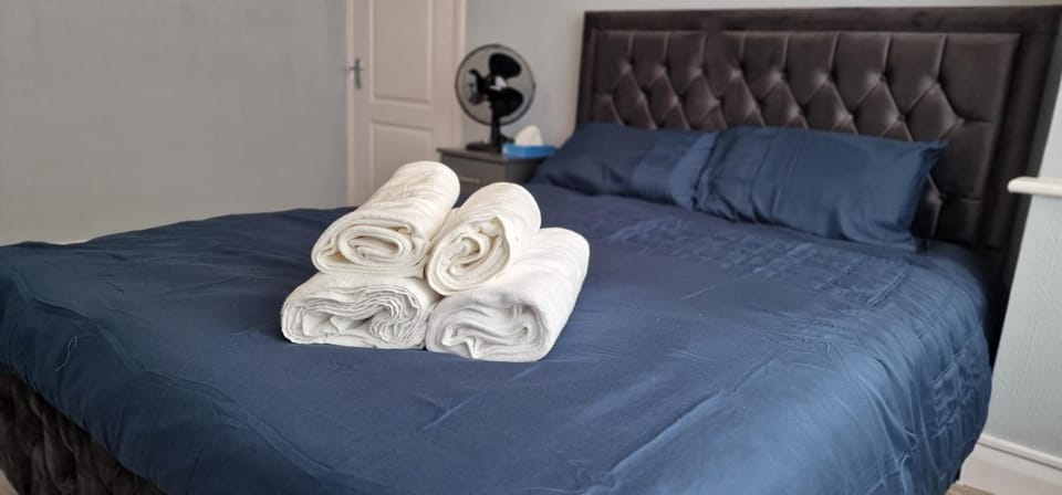 Bed, Bedroom, towels