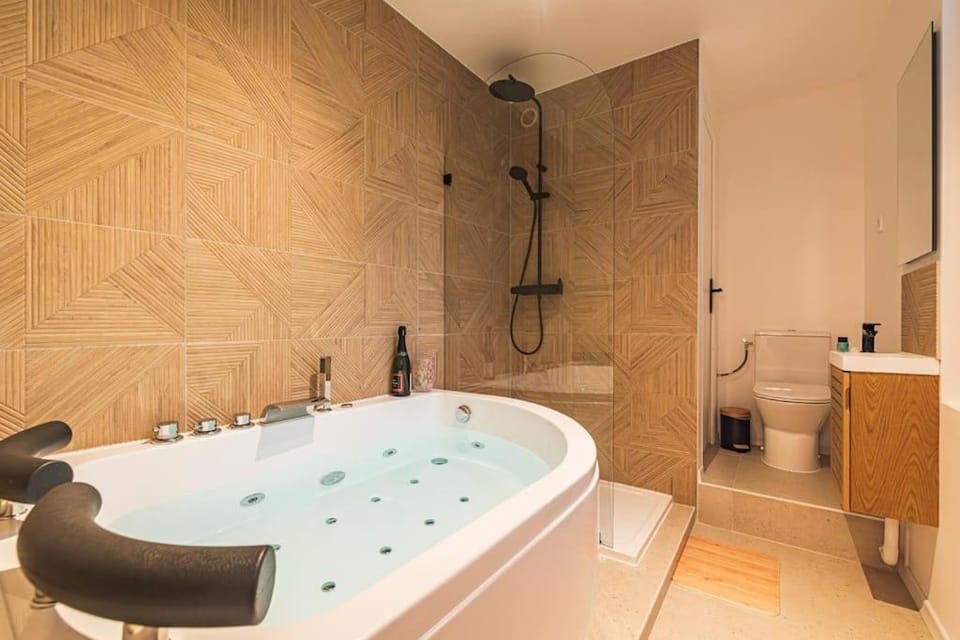 L Envolé - Jacuzzi - Proche Gare et Centre ville Apartment in Grand Est