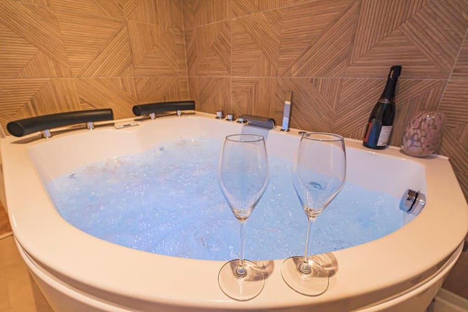 L Envolé - Jacuzzi - Proche Gare et Centre ville Apartment in Grand Est