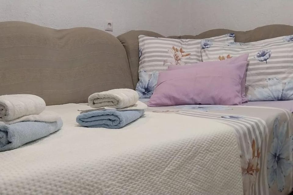 Bed, towels
