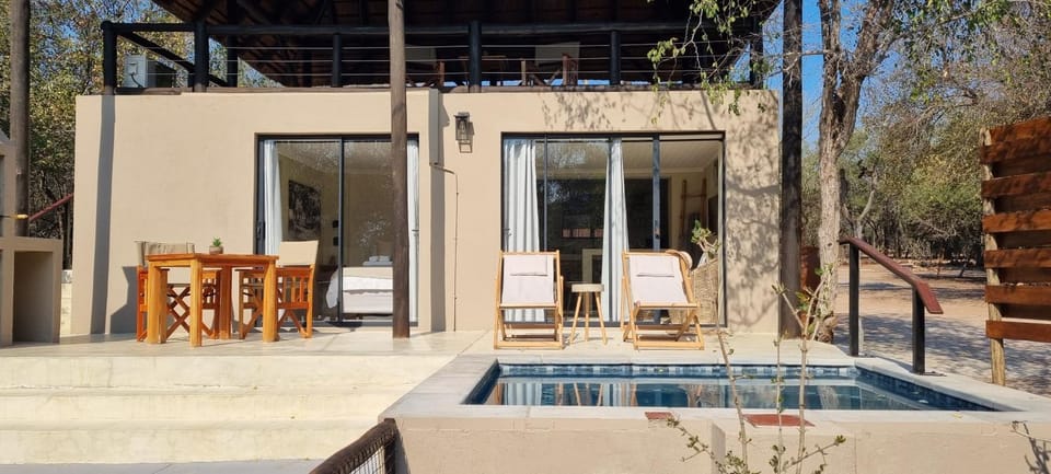 Property building, Patio, Balcony/Terrace, Swimming pool, sunbed