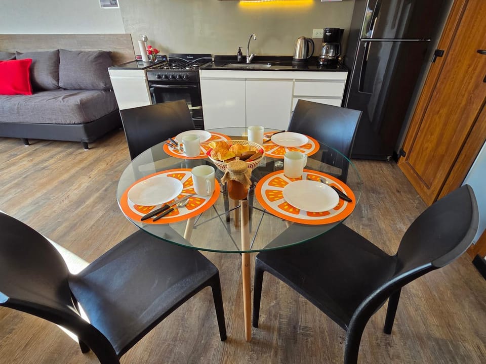 Kitchen or kitchenette, Seating area, Dining area