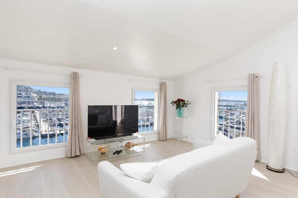 Communal lounge/ TV room, TV and multimedia, View (from property/room), Living room, Seating area, Sea view