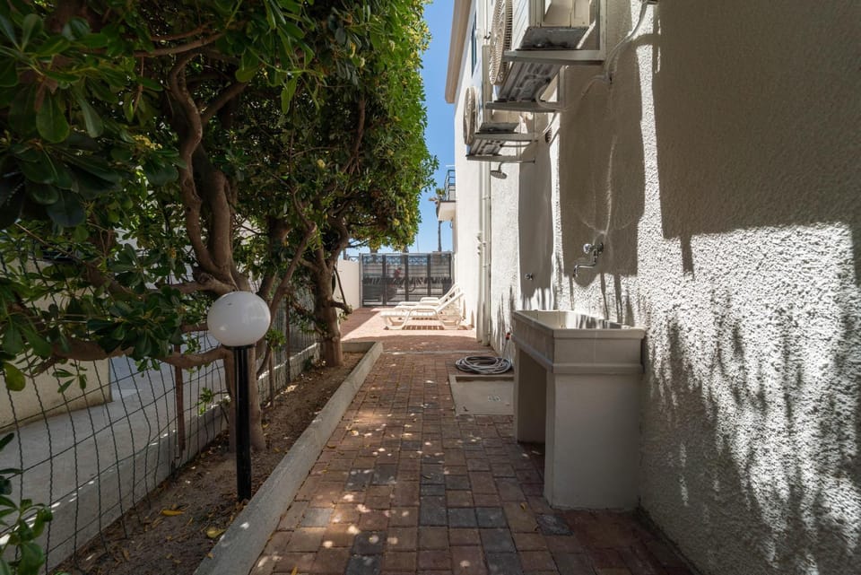 Property building, Day, Neighbourhood, Garden, Street view