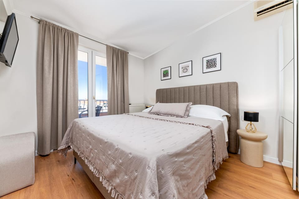 Bed, Bedroom, Sea view