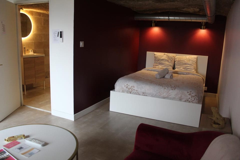 Bed, Seating area