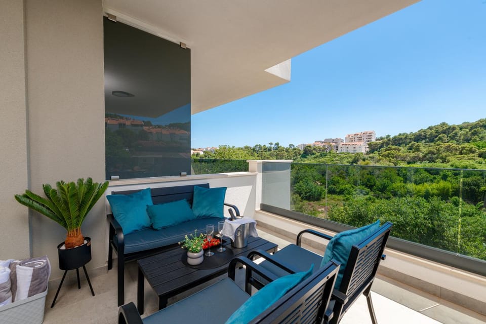 Natural landscape, Balcony/Terrace, Seating area