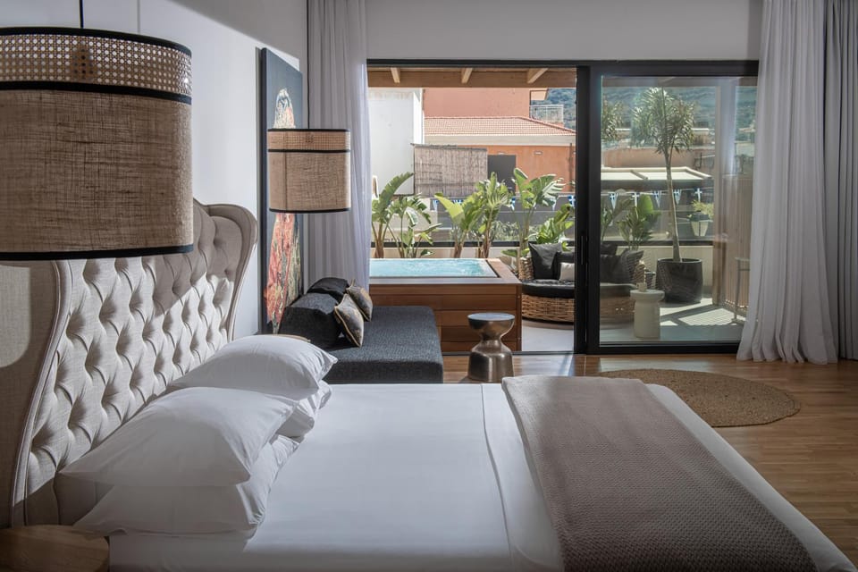 Bed, Living room, Photo of the whole room, Seating area, Bedroom