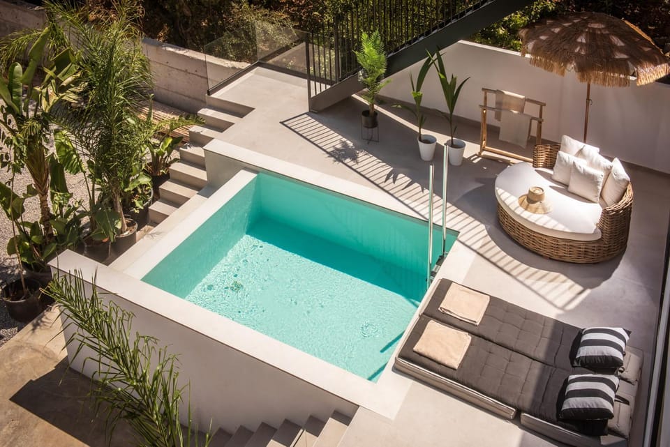 Pool view, Swimming pool, sunbed