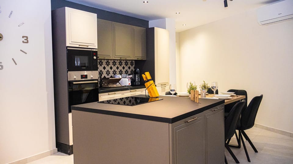Kitchen or kitchenette, oven