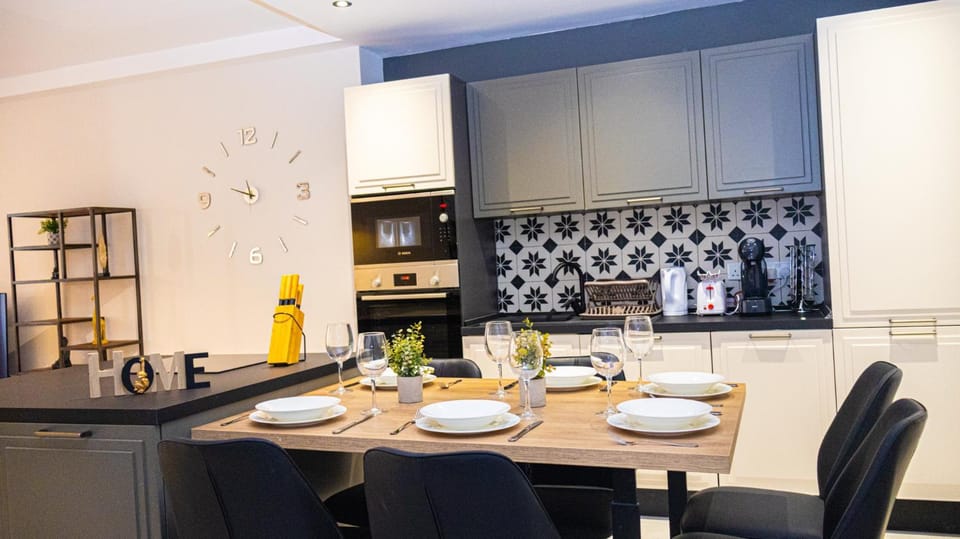 Kitchen or kitchenette, Dining area