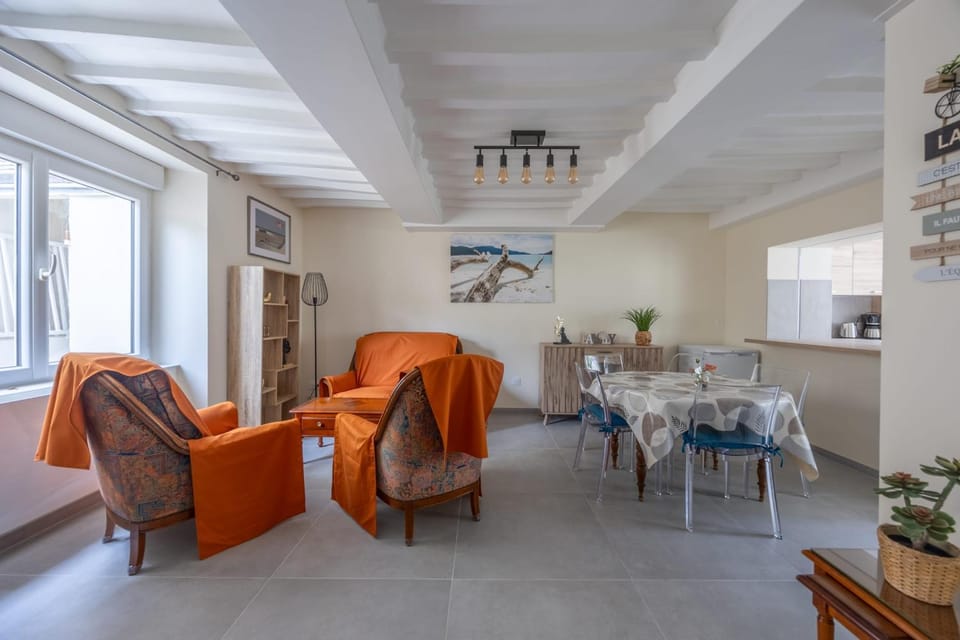 Seating area, Dining area